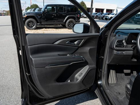 Used 2025 Chevrolet Traverse LT FWD image 16