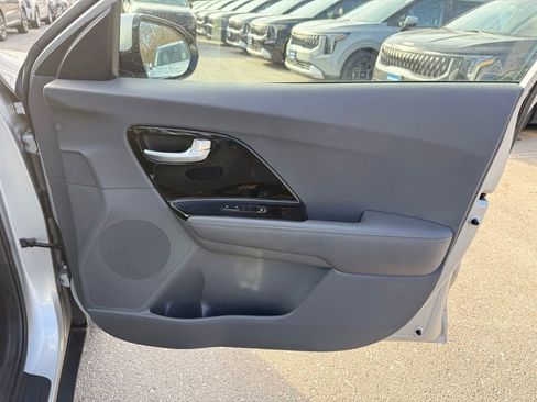Used 2018 Kia Niro EX image 20