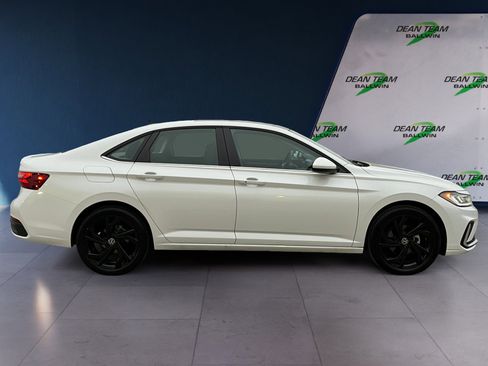 Certified 2025 Volkswagen Jetta SE w/ Sunroof Package image 8