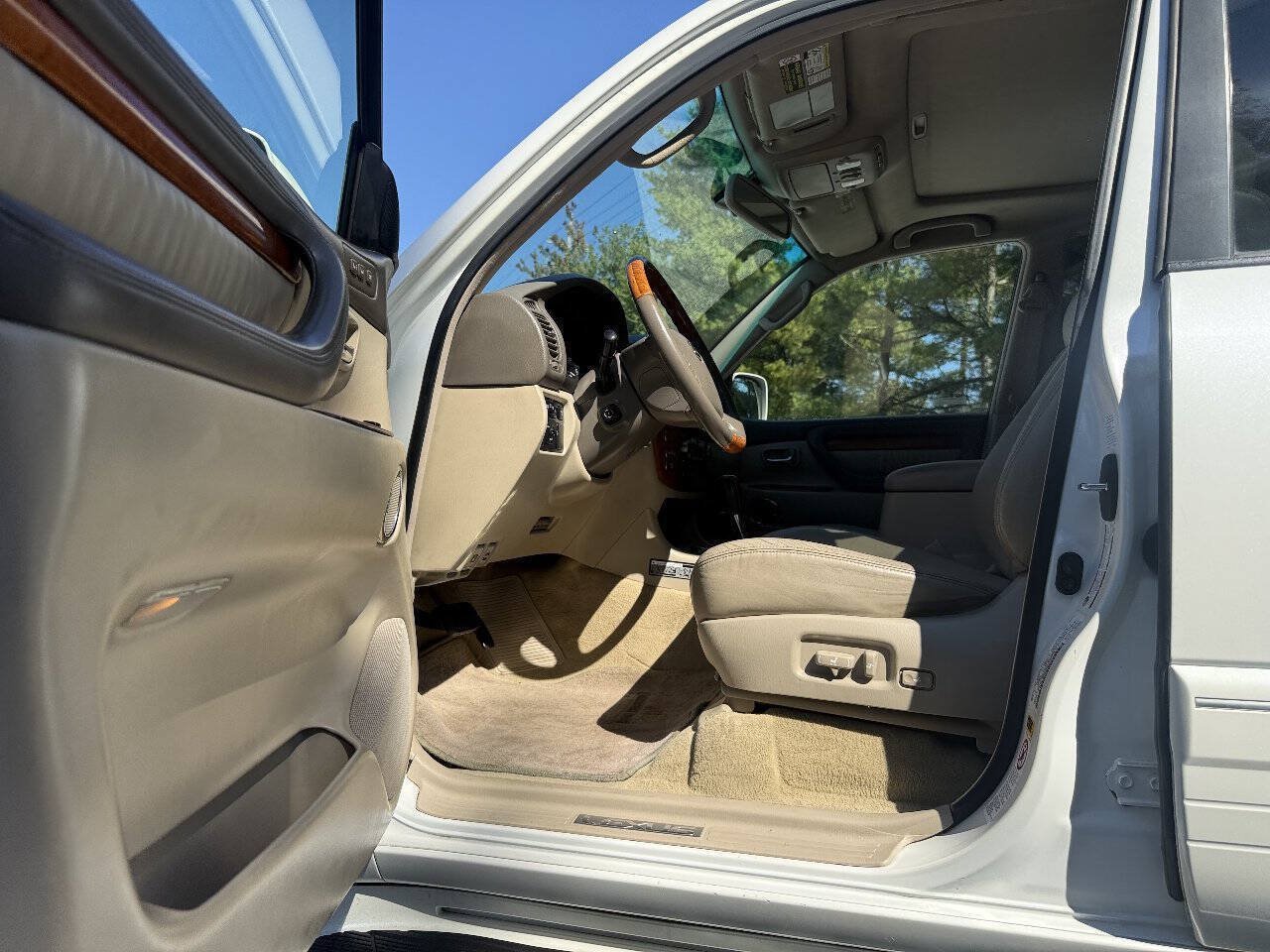 Used 2005 Lexus LX 470 4WD w/ Preferred Accessory Pkg image 31