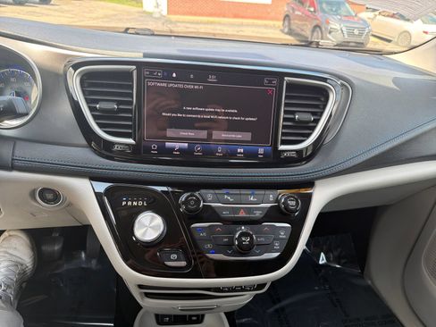 Used 2021 Chrysler Pacifica Touring-L FWD image 19