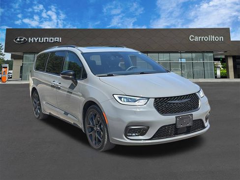 Used 2025 Chrysler Pacifica Limited FWD image 3