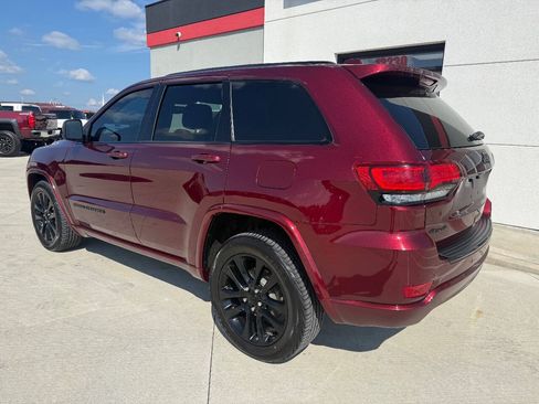 Used 2017 Jeep Grand Cherokee Altitude AWD/4WD image 4