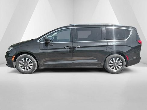 Used 2021 Chrysler Pacifica Touring-L FWD image 4