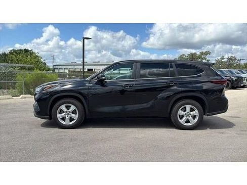 Certified 2025 Toyota Highlander LE FWD image 10