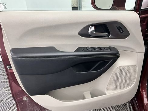 Used 2020 Chrysler Pacifica Touring-L Plus image 13