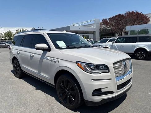 Used 2022 Lincoln Navigator Reserve AWD/4WD image 3