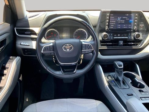 Used 2021 Toyota Highlander LE FWD image 6