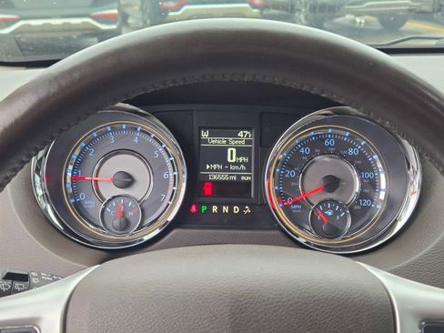 Used 2014 Chrysler Town & Country Touring image 41