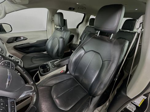 Used 2020 Chrysler Pacifica Touring-L Plus w/ Tire & Wheel Group image 26