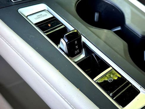 Certified 2024 Volkswagen Atlas SE FWD image 19