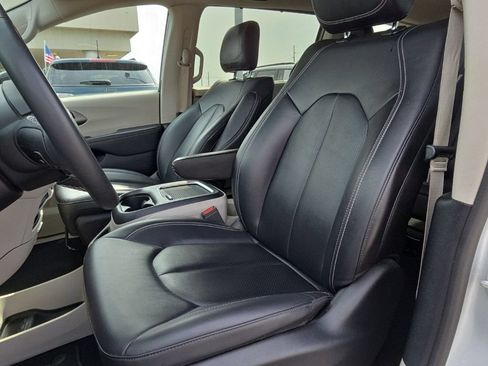 Used 2024 Chrysler Pacifica Touring-L FWD image 16