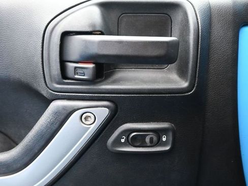 Used 2017 Jeep Wrangler Unlimited Rubicon w/ Connectivity Group image 18