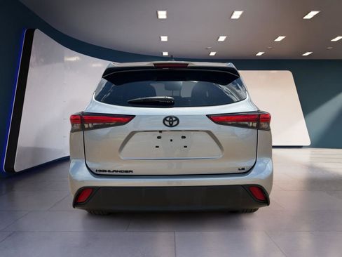 Used 2023 Toyota Highlander LE FWD image 4