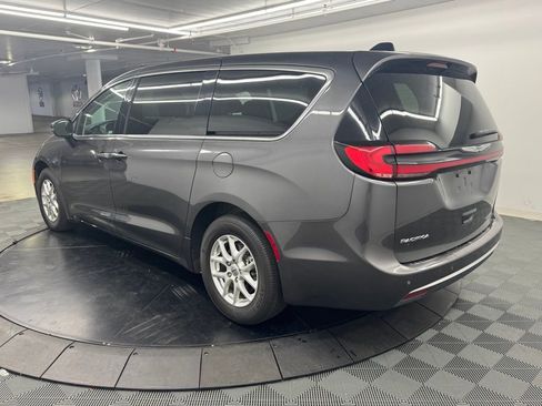 Used 2023 Chrysler Pacifica Touring-L FWD image 6
