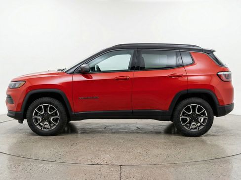Used 2025 Jeep Compass Trailhawk image 5