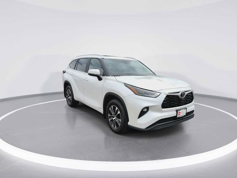 Certified 2026 Toyota Highlander XLE AWD/4WD image 2
