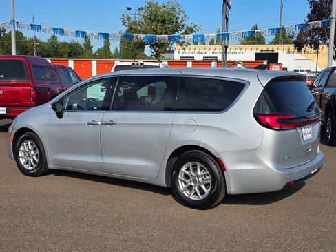 Used 2024 Chrysler Pacifica Touring-L FWD image 32