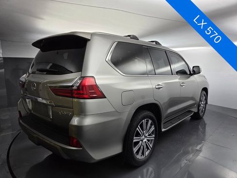 Used 2017 Lexus LX 570 4WD w/ Luxury Package image 10
