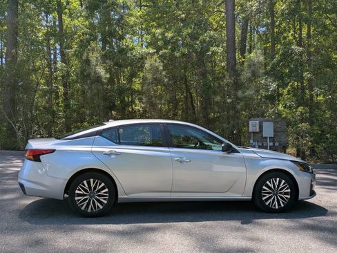 Used 2025 Nissan Altima 2.5 SV image 4