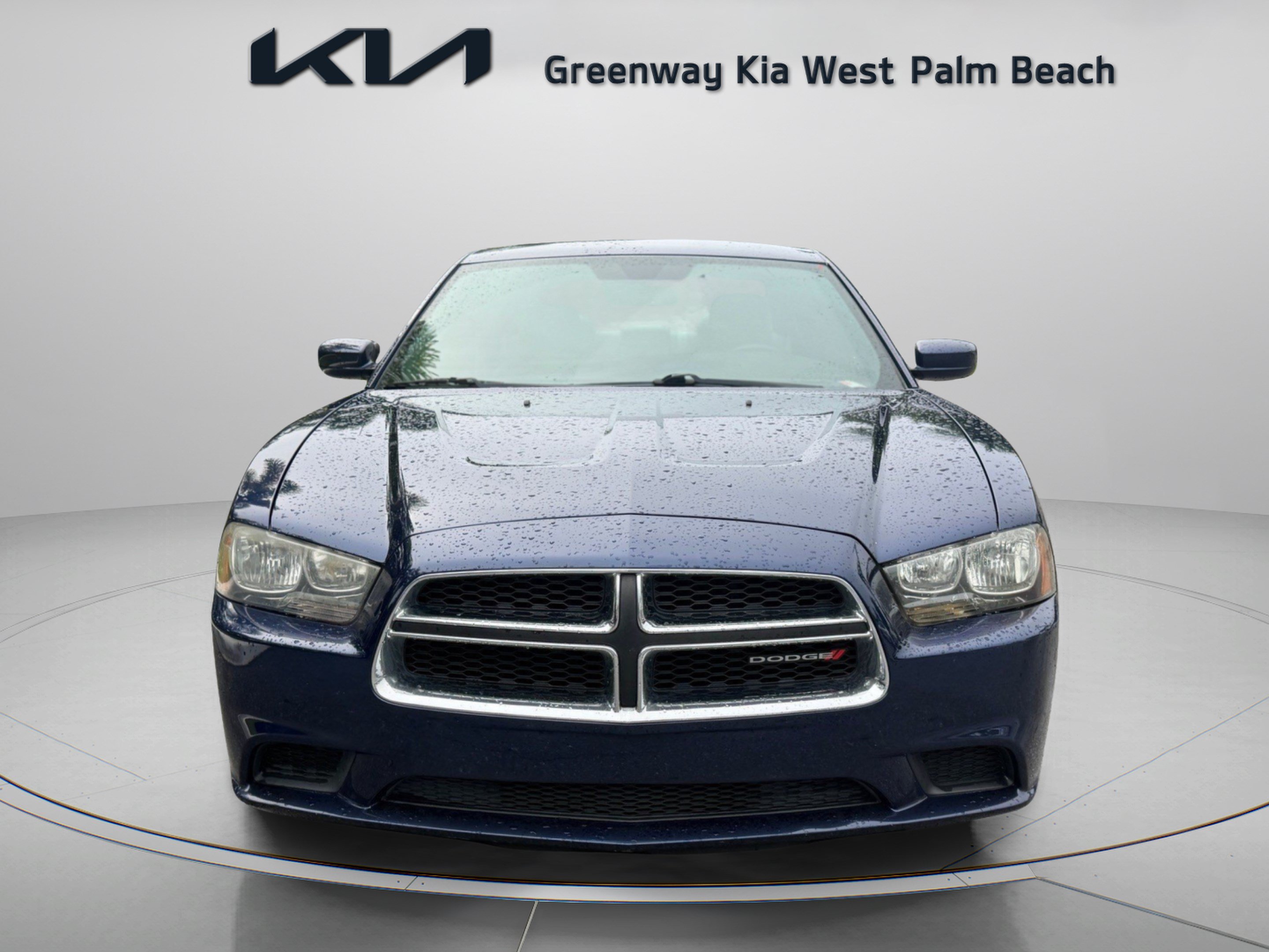 Used 2013 Dodge Charger SE RWD image 2
