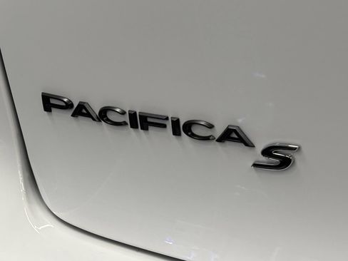 New 2027 Chrysler Pacifica Limited FWD image 9