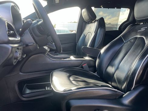 Used 2025 Chrysler Pacifica Limited FWD image 8