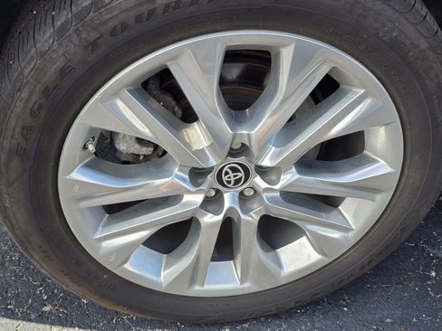 Used 2024 Toyota Highlander Limited AWD/4WD image 9