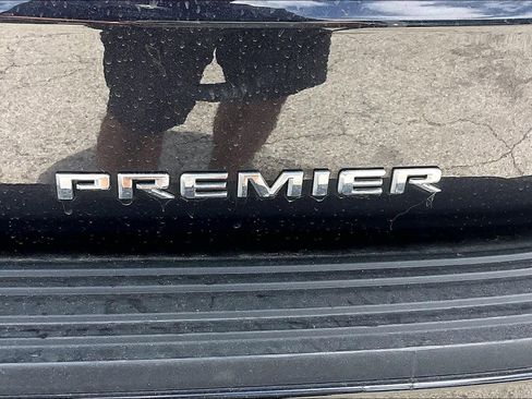 Used 2025 Chevrolet Suburban Premier RWD image 10