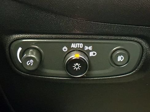 Used 2018 Chevrolet Equinox Premier FWD image 11