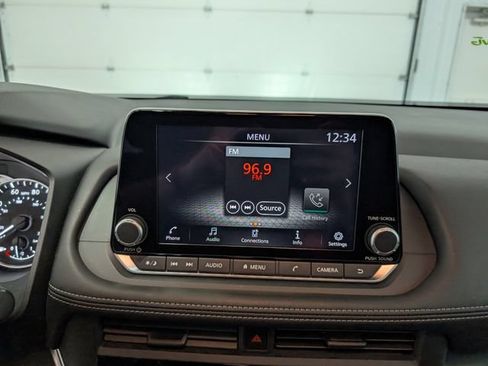 Used 2024 Nissan Rogue S AWD/4WD image 18
