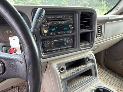 Used 2005 GMC Sierra 2500 SLT w/ Heavy-Duty Power Package AWD/4WD image 24