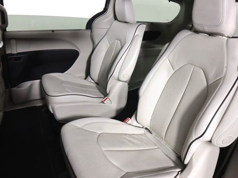 Used 2017 Chrysler Pacifica Platinum FWD image 40