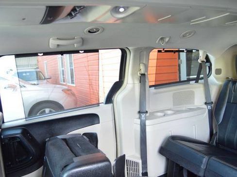 Used 2015 Chrysler Town & Country Touring FWD image 53