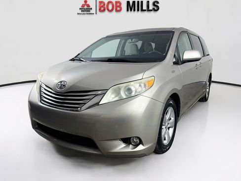 Used 2016 Toyota Sienna LE FWD image 3