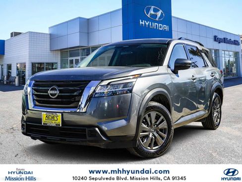 Used 2022 Nissan Pathfinder SV image 1
