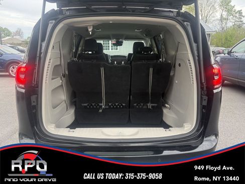 Used 2024 Chrysler Pacifica Touring-L FWD image 30