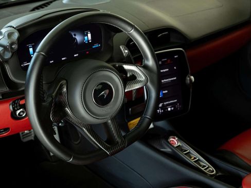 Used 2023 McLaren Artura image 16