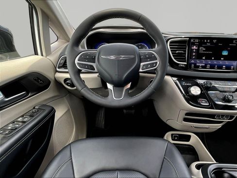 Used 2024 Chrysler Pacifica Touring-L FWD image 8