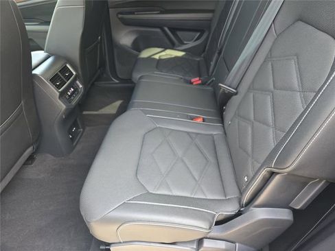 Used 2025 Volkswagen Atlas SE FWD image 15