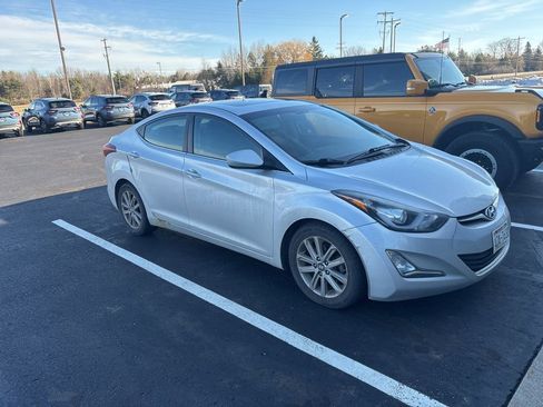 Used 2015 Hyundai Elantra SE w/ Option Group 03 image 3