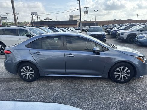 Used 2022 Toyota Corolla LE FWD image 2