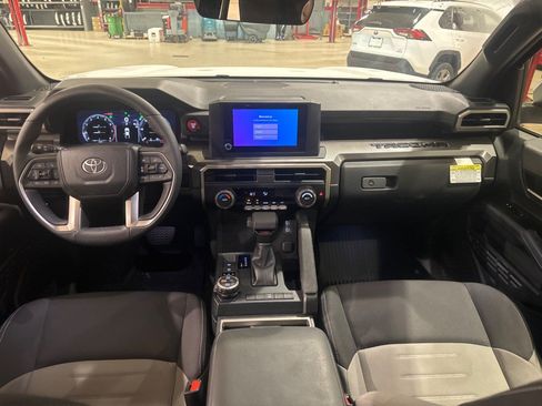 Certified 2025 Toyota Tacoma TRD Off-Road AWD/4WD image 38