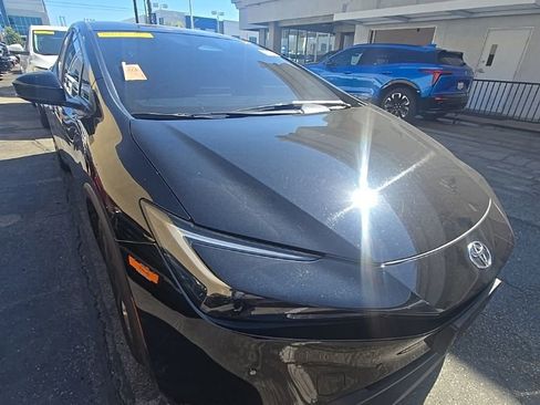 Used 2025 Toyota Prius LE FWD image 2