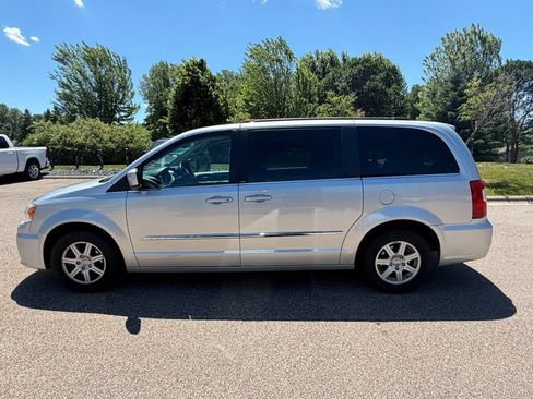 Used 2012 Chrysler Town & Country Touring w/ Entertainment Group #1 FWD image 10
