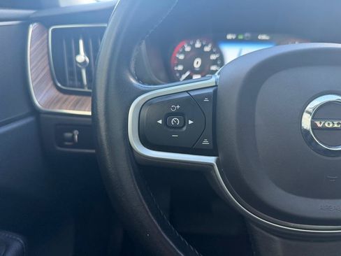 Used 2021 Volvo XC60 T5 Momentum w/ Premium Package FWD image 20