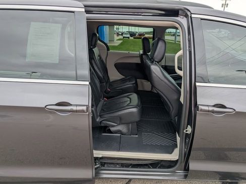 Used 2022 Chrysler Pacifica Touring-L FWD image 5