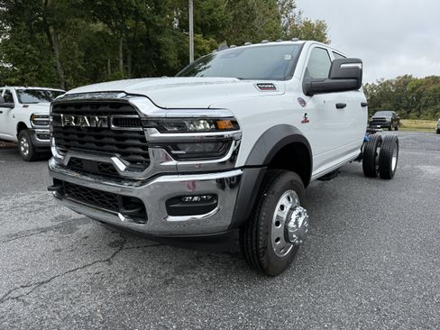 New 2026 RAM 5500 Tradesman w/ Chrome Appearance Group AWD/4WD image 3