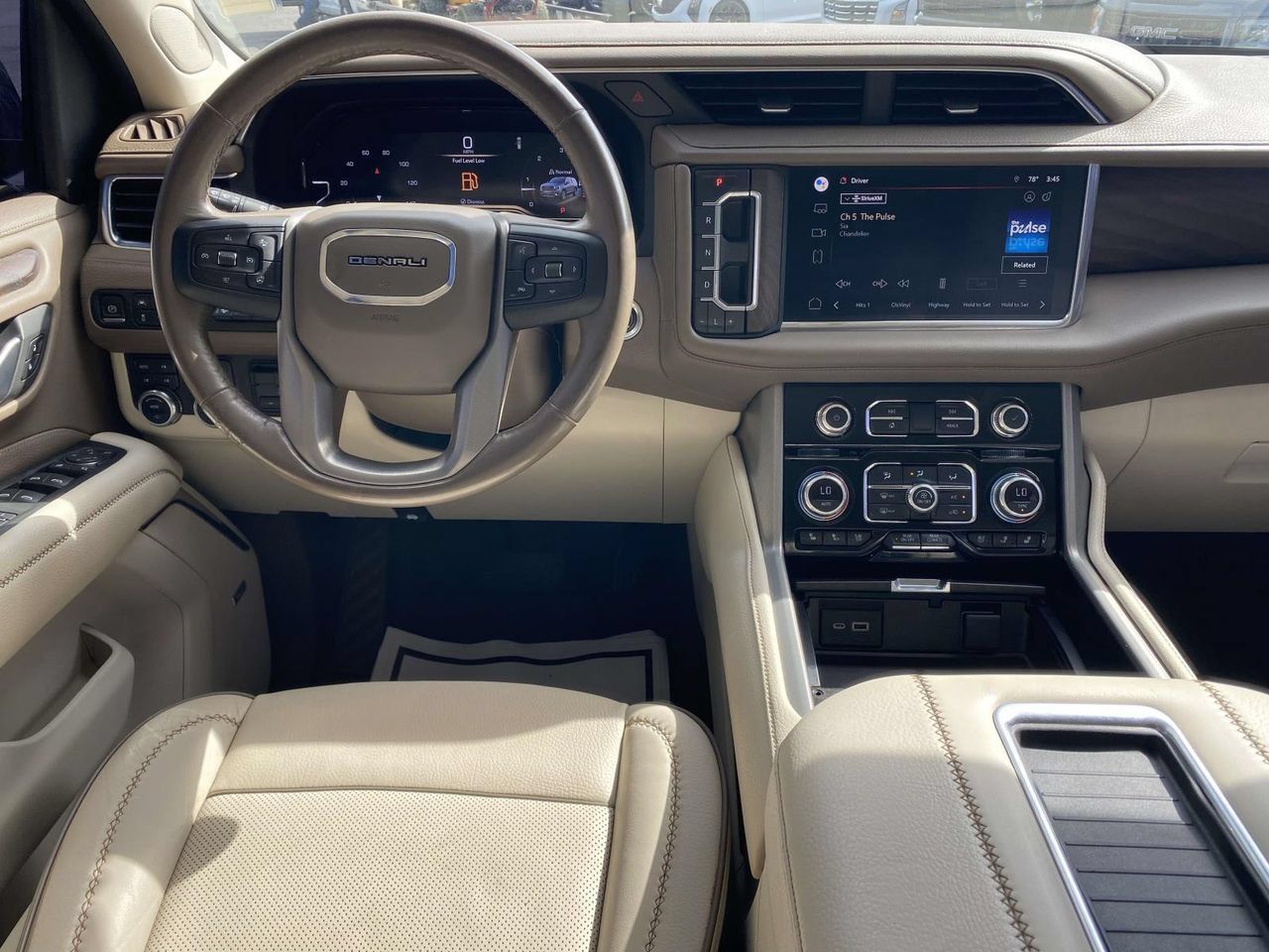 Used 2022 GMC Yukon XL Denali w/ Denali Ultimate Package AWD/4WD image 9