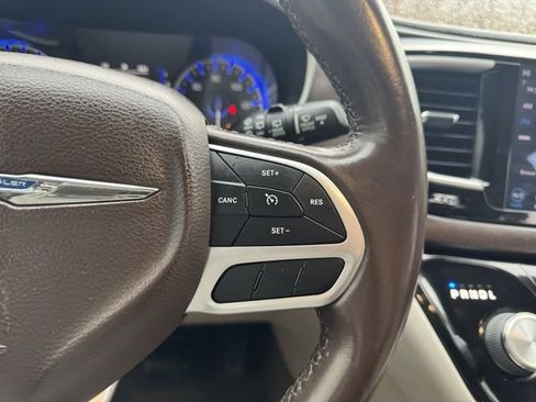 Used 2018 Chrysler Pacifica Touring-L image 25